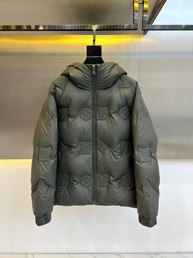 Lv 24Aw满身浮雕logo印花，Monogram Boyhood连帽羽绒服外套，任由温暖恣意包裹。混纺塑造超大茧型，内填羽绒隔绝寒冷。特殊热处理塑造全幅mo