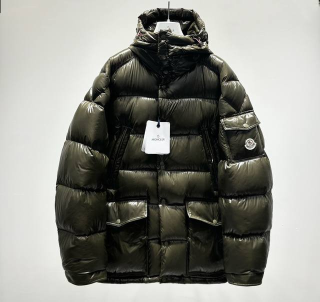 Monc1Er Fw23滑雪季chiablese纯色连帽亮面羽绒服采用顶级90白鹅绒超柔软充羽量蓬松饱满冬季男款黑色面料