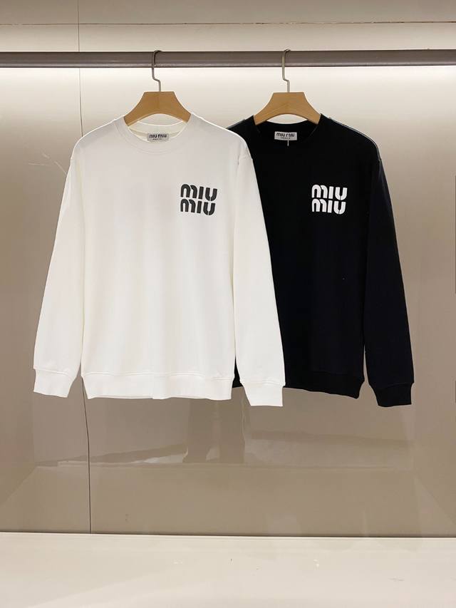 Miumiu 新品 香港洋行渠道货，2024秋冬新款miumiu 男士立体徽标印花套头卫衣。精简的时尚感,感受英式风格的独特气质.崇尚个性未来,青春,创意...