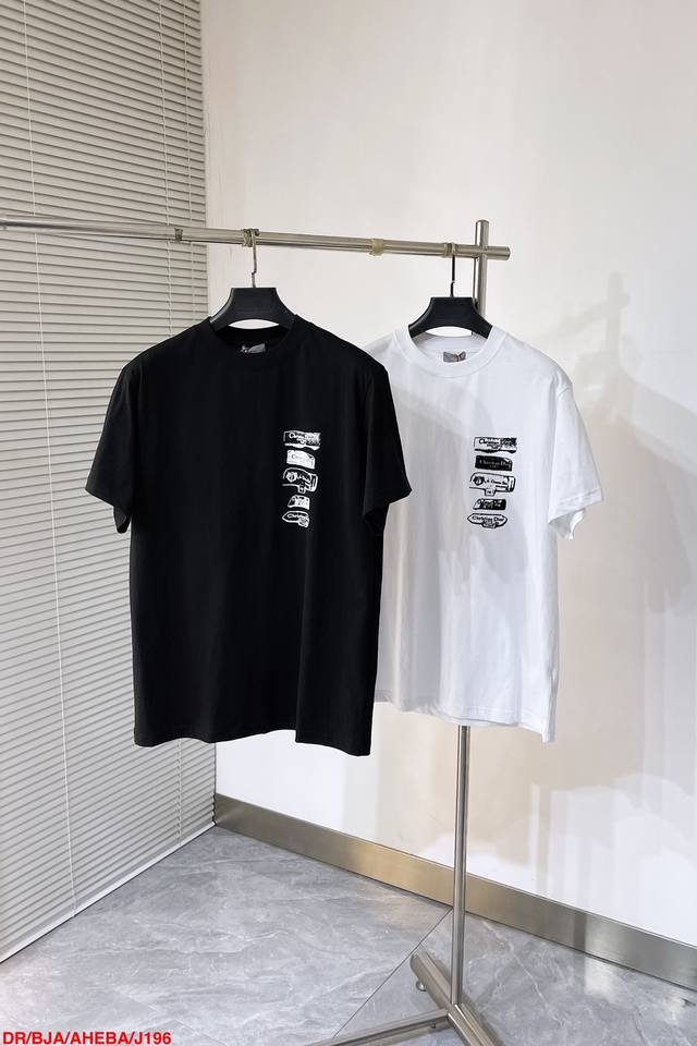 J196 Drdior Archives Labels 植绒短袖 定制丝润氨纶平纹绸 质感十足 舒适贴肤 饰以 Dior Archives Labels 标志为