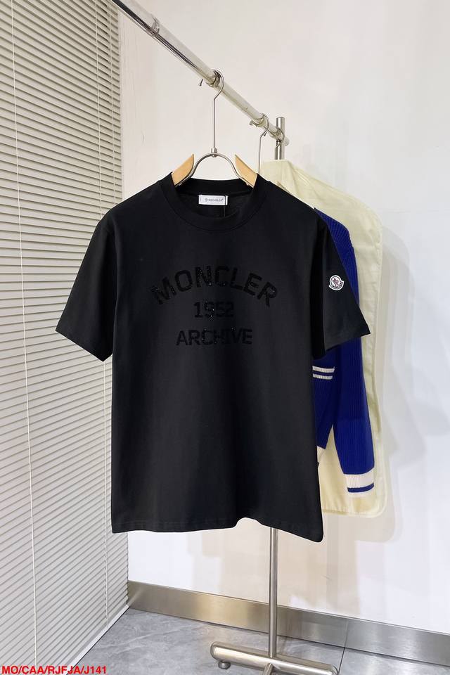 J141 Mo蒙口moncler 2024Ss秋冬新品字母徽标印花圆领加厚短袖t恤，正面胸前缀牌字母黑色配色设计，打造男士基本款单品，为男士衣橱注入新意。采用柔