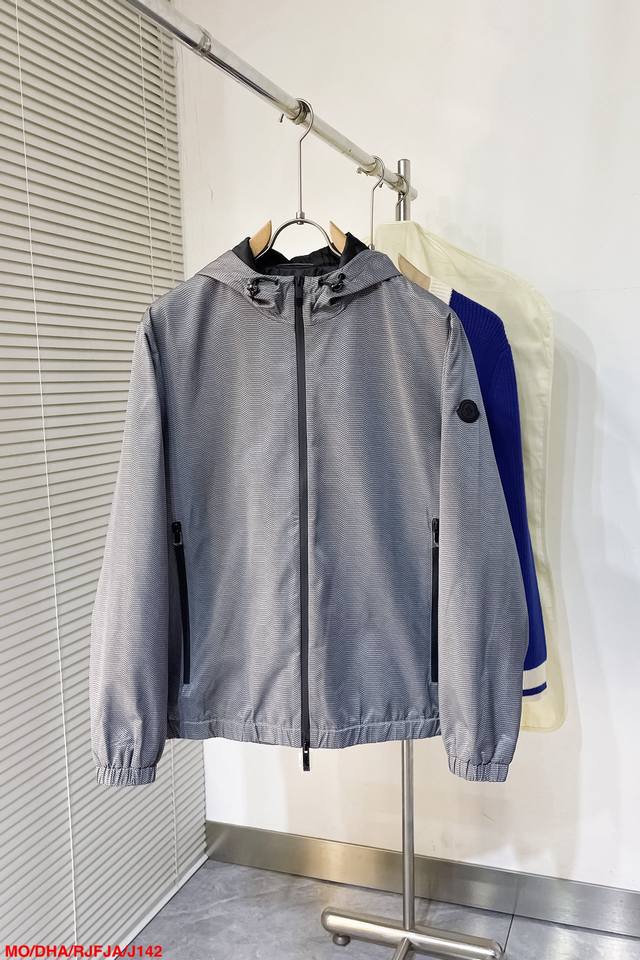 J142 Mo蒙口moncler 手臂徽标连帽夹克，面料采用micro Chic面料，具有良好的弹性和耐磨性，这意味着aut挡风不仅穿着舒适，而且耐用度高，能够