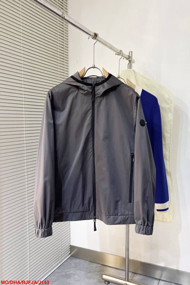 J143 Mo蒙口moncler 手臂徽标连帽夹克，面料采用micro Chic面料，具有良好的弹性和耐磨性，这意味着aut挡风不仅穿着舒适，而且耐用度高，能够