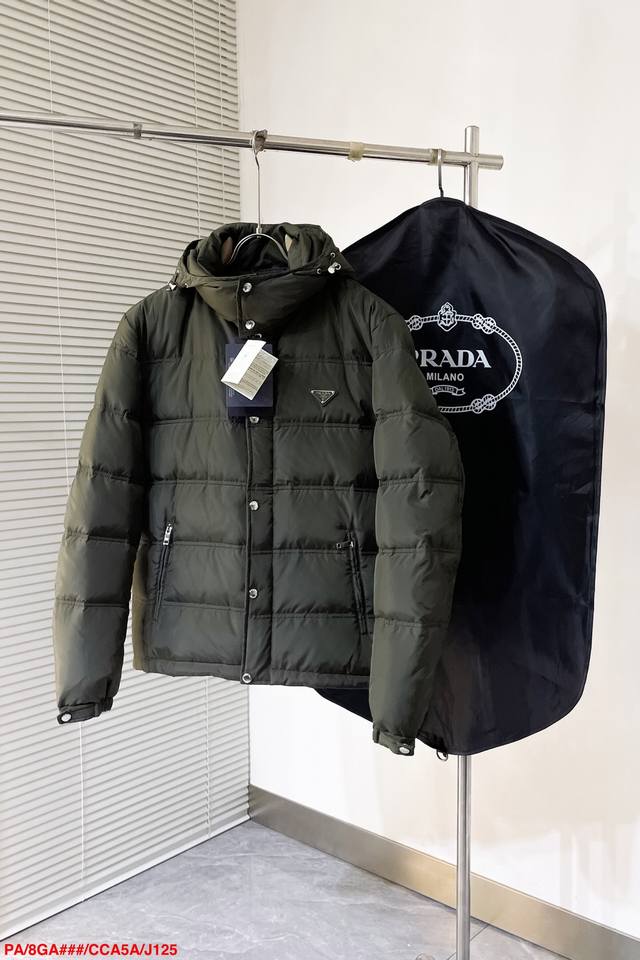 J125 Prada 2024冬季新款男款！ 强力推荐！性价比超高的一款中。 公司自留系列 Pd冬季商务休闲 防水 防风 设计适合于一切年轮的男性！细节方面我就