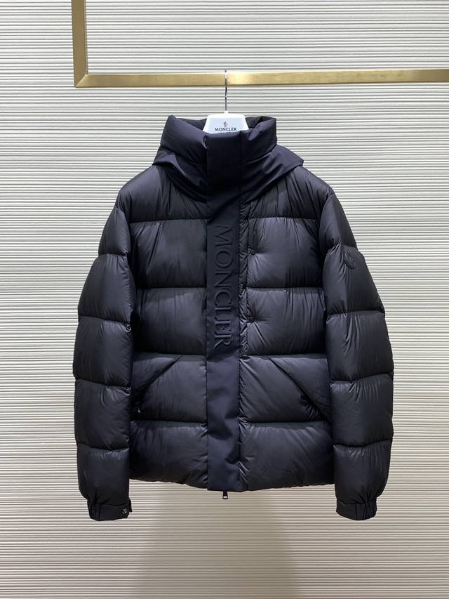 Moncler 蒙口，2024冬季最新品，专柜同步有售，原单狠货，时尚休闲连帽羽绒服外套，上身舒适！吸睛而有亮点，采用进口原版面料，顶级印胶工艺字母图案logo