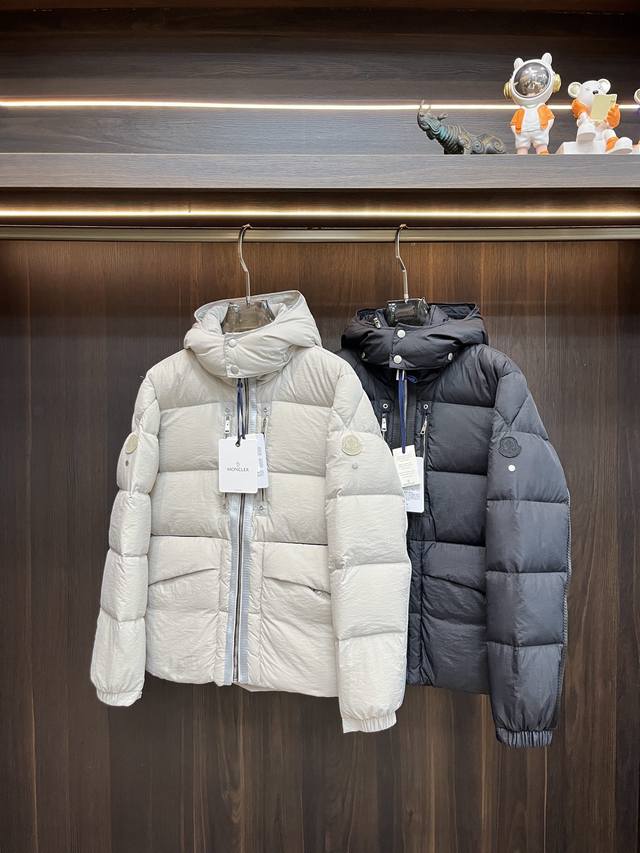 主推 Moncler 2024秋冬新款蒙口新款立领设计羽绒外套，选用亮泽尼龙面料打造，胸前经典印花设计logo，充盈填充舒适的鹅绒和鹅毛。呈现宽松版型，欧美时尚