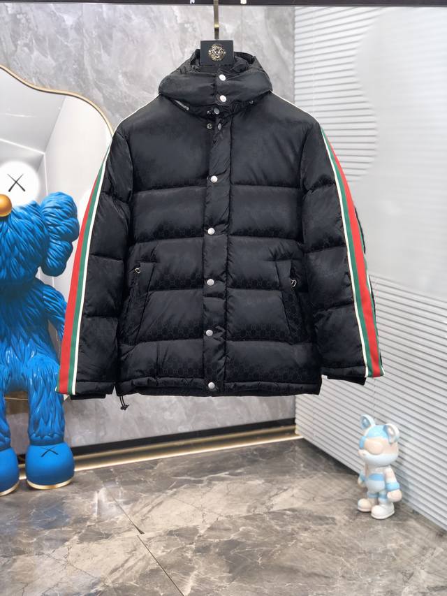 Gucci。2024秋冬新款连帽羽绒服！时尚保暖羽绒服！贸易公司订单好货，官网同步发售，H最为男生秋冬限量必入保暖时尚休闲羽绒服！填充羽绒90白鸭绒蓬松度极佳，