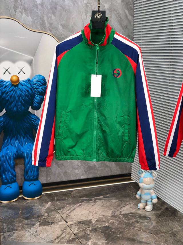 Gucci 2024秋冬新款上市 客供面料时尚风衣夹克外套。欧洲专柜同步，上身更随意大方，专柜原版五金奢华定制配饰新作！奢华品牌特质logo点缀设计，原版辅料，