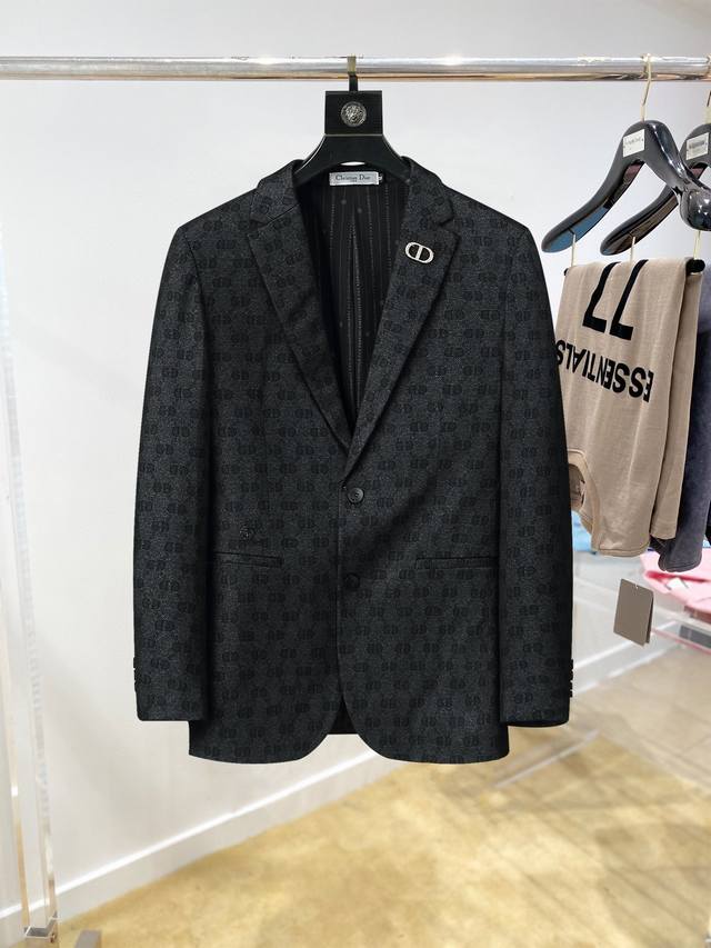 Dior 2024新品时尚男士西服贸易公司渠道货，人气极高的一款单品。通体的造型颇具设计感，在视觉方面足矣吸引眼球完美诠释了品牌的特质及灵魂所在。客供进口顶级面