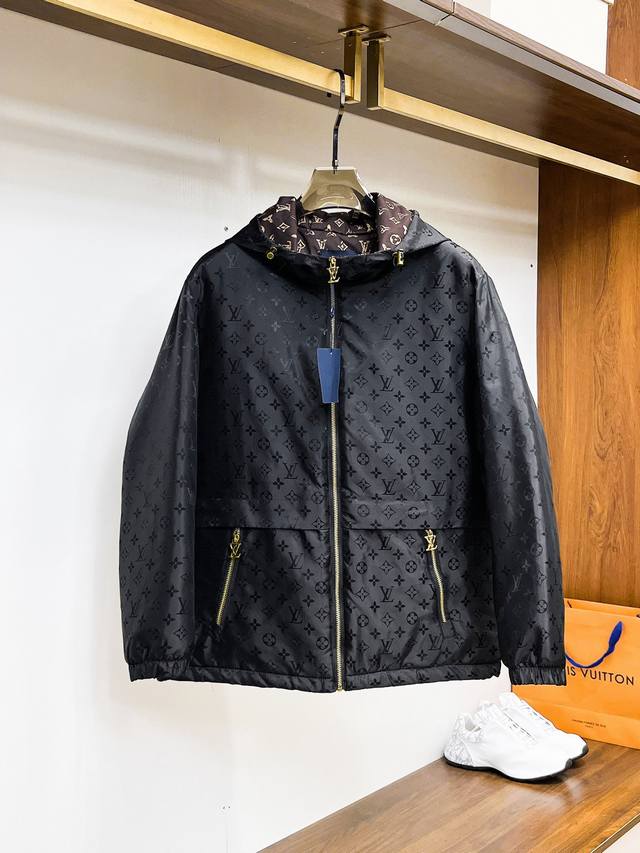 支持年后退换 Lv 三标齐全 2024冬季新款棉服加棉外套，秀场新品品相非常完美，舒适保暖，色泽饱满诱人，非常出彩的设计，轻松将时髦感进阶，做工极为考究严谨，走