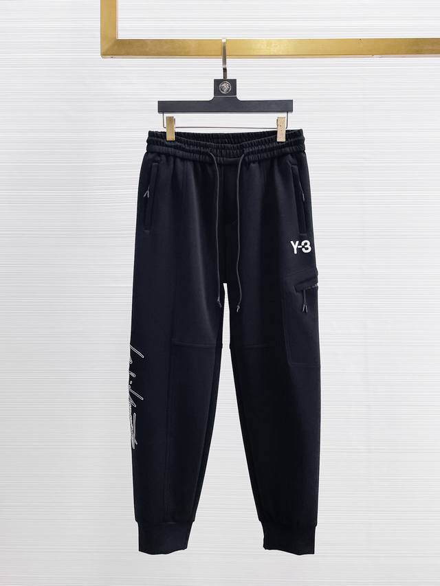 Y-3 顶级货品 2024秋冬新款休闲裤！官网同步发售。品牌经典logo休闲裤 ，定制面料，舒适度极好，手触感强烈。辨识度极高，完美品相工艺。 尺码：M-3Xl