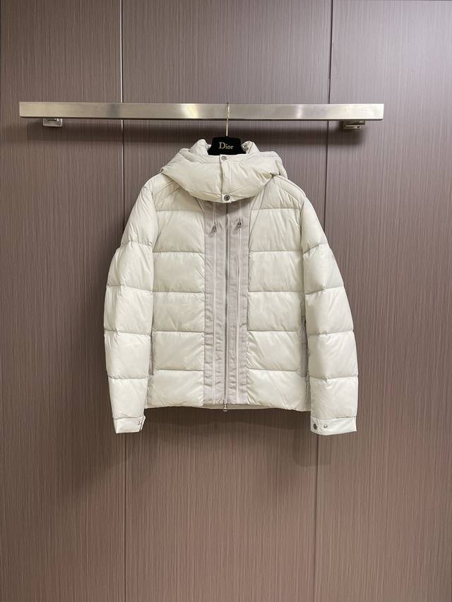 Moncler 蒙口2024Ss新款羽绒外套，帽子可以随意取下、前面有独特的拉链、后面logo印花、低调奢华、客供填充90％白鹅绒，蓬松柔软舒适，秋冬必备保暖外