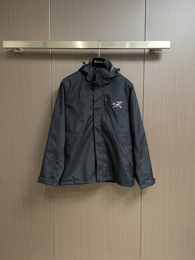 Arcteryx 始祖鸟三合一冲锋衣羽绒外套，防风防寒防雨可拆内胆羽绒服 90白鸭绒 上身非常有型，经典百搭 客供五金 版型上也是非常的好 修身版型。尺码：M-