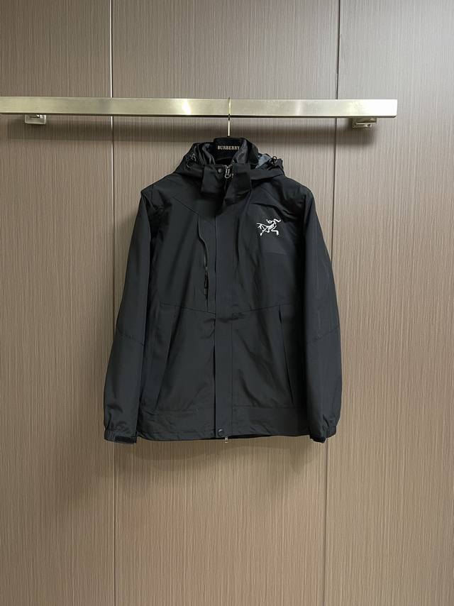 Arcteryx 始祖鸟三合一冲锋衣羽绒外套，防风防寒防雨可拆内胆羽绒服 90白鸭绒 上身非常有型，经典百搭 客供五金 版型上也是非常的好 修身版型。尺码：M-