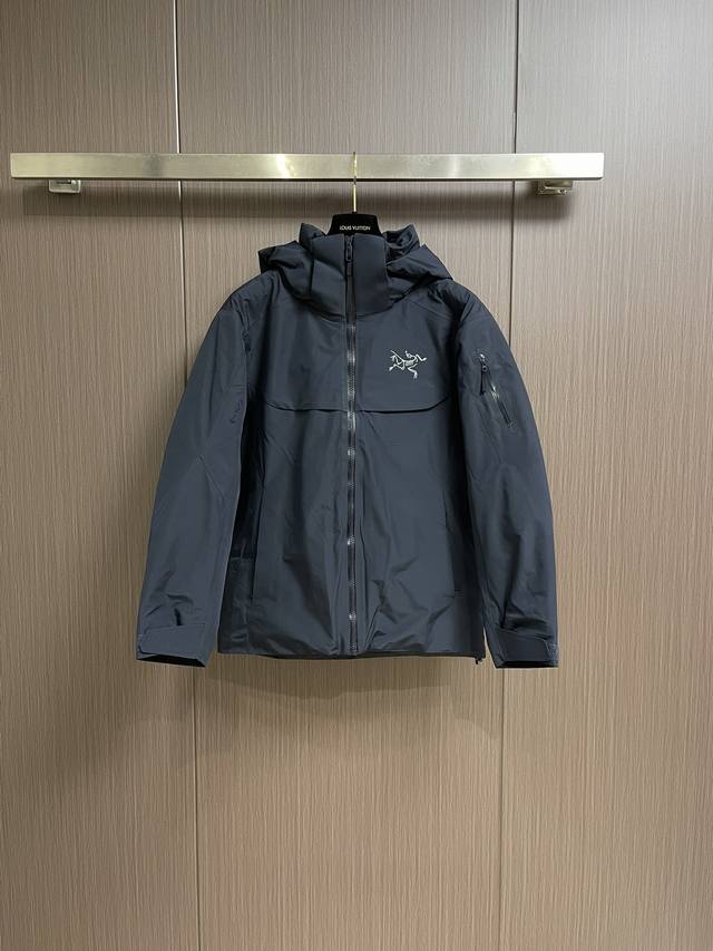 Arcteryx 始祖鸟 羽绒服滑雪服外套，采用750蓬松度鹅绒填充，在严寒肆虐之时也可提供良好的舒适性，透气 Gore-Tex 面料可遮蔽风、雨、雪的侵袭。内