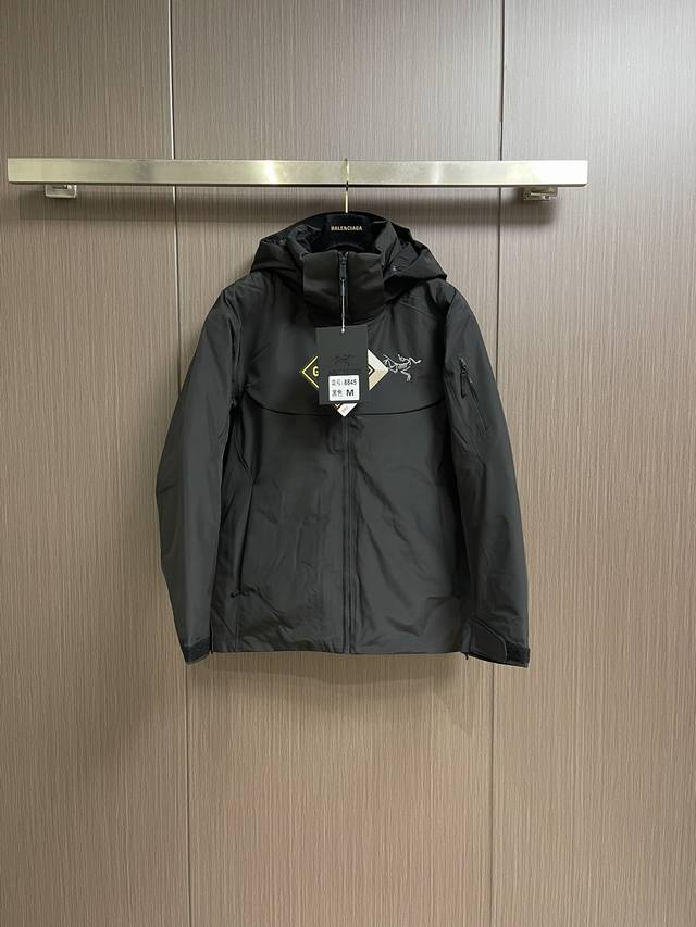 Arcteryx 始祖鸟 羽绒服滑雪服外套，采用750蓬松度鹅绒填充，在严寒肆虐之时也可提供良好的舒适性，透气 Gore-Tex 面料可遮蔽风、雨、雪的侵袭。内