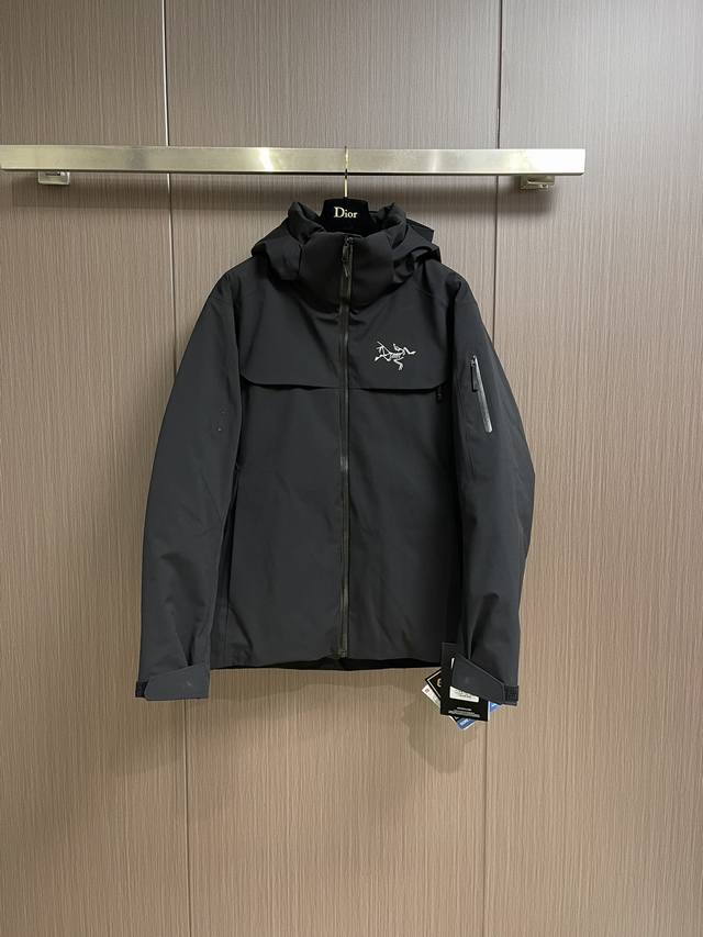 Arcteryx 始祖鸟 Ai Jaet Gore-Tex 连帽 防风 防水 保暖 男款羽绒服滑雪服外套，采用750蓬松度鹅绒填充，在严寒肆虐之时也可提供良好的