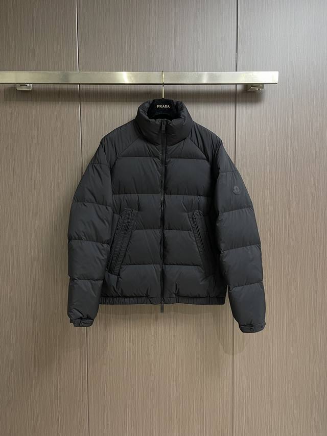 Moncler Jouglar男士羽绒外套，Jouglar男士短款羽绒融合流线型设计与舒适保护，专为现代生活量身打造。Jouglar羽绒专为优雅都市造型设计，展