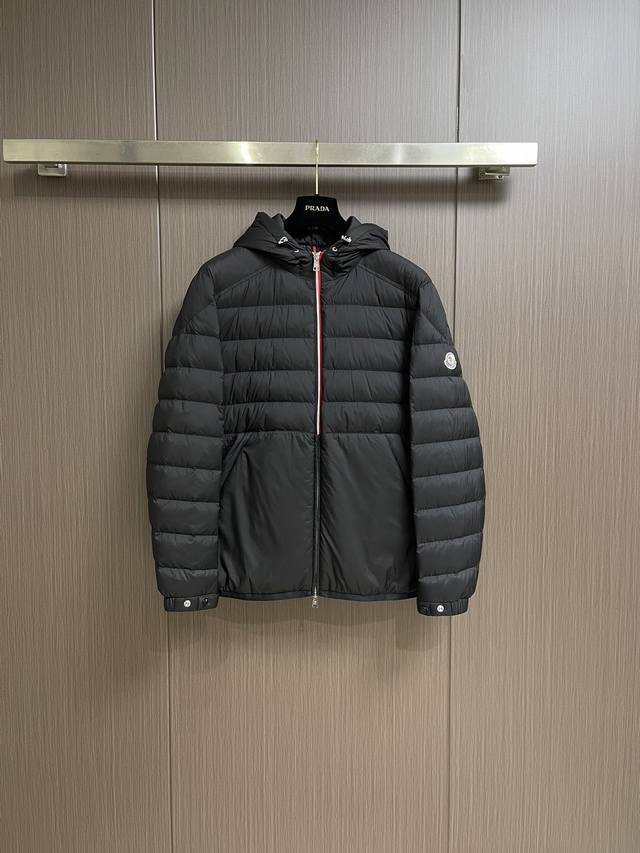 Moncler 男士轻薄连帽羽绒外套，时尚轻薄的，配置永不过时属性，包裹性最牢靠，基础百搭款，任何人都能轻松驾驭，完美！轻盈舒适抗吸附，防静电更锁绒及性能指标卓