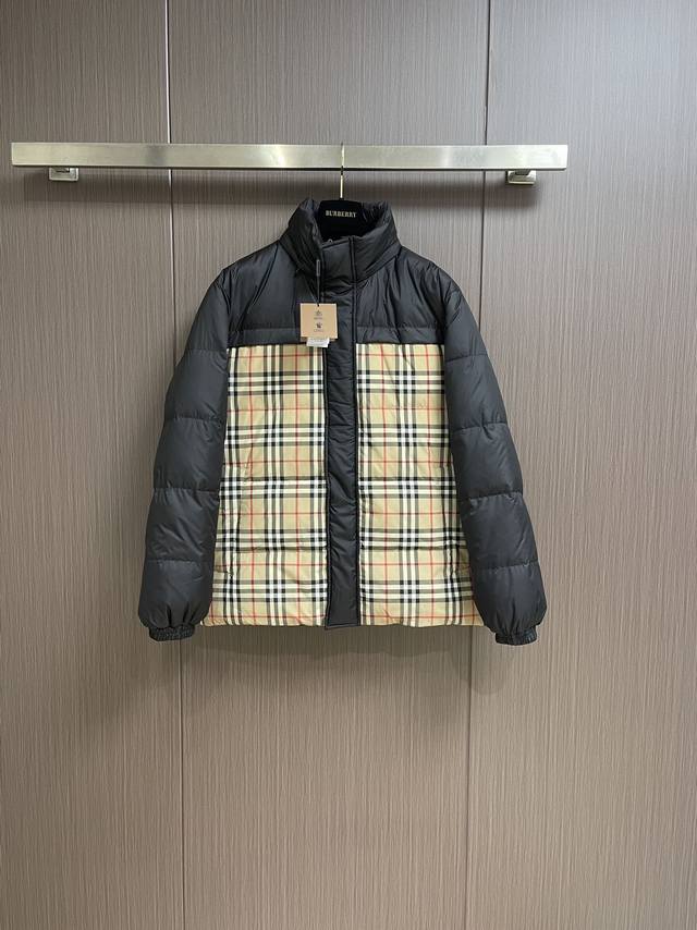 Burberry 2024Fw 格纹双面穿羽绒服，肩缝前后左右对位 领口袖口对位 面料不能纬斜太严重 车位需要调整逢头来确保完美对位 另一面标新立异的立体生胶材