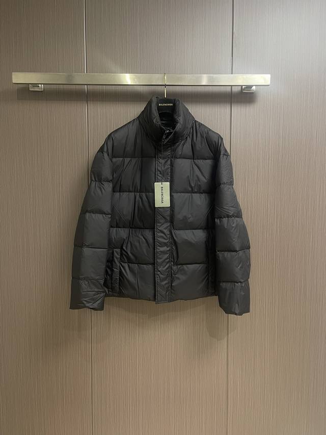 Balenciag 2024Fw新款火焰轮廓羽绒服。尼龙面料具有良好的防风防水性能，能有效阻挡外界风雨侵入 保持内部干爽，适合在潮湿或多雨的环境中穿着。轻盈且保