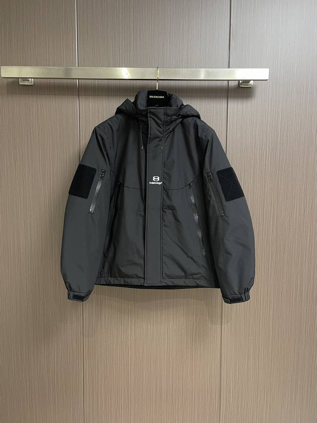 Balenciaga 巴黎世家 2024Ss冬季新款羽绒服 两种穿衣风格帽子可拆卸 超帅气的立领款设计 上身有型有款 新国标90白鸭绒 有着轻润的质感与细腻柔软