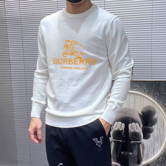 支持年后退换 直 Burberry巴宝莉 秋冬经典圆领套头羊毛衫，全品相！！！羊毛混纺面料，2024最新款 黄金比例！！修身款软黄金 百搭实用型的单品，搭配及实