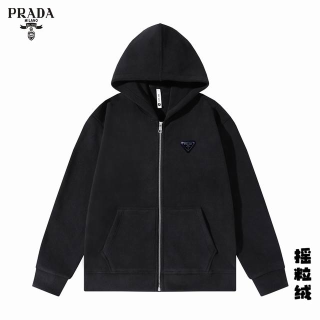 直 品牌 Prada普拉达 独家专供最新秋冬时尚连帽摇粒绒外套，经典设计感与颜值爆棚的外套，品质更是无法挑剔品控可以直接入手，不容过错的高端臻品！通过细节图片便