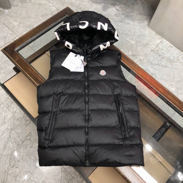 Moncler 蒙口连帽羽绒服！！独家发售！！ 霸占冬季的单品是羽绒啦 既要实用又要有颜值 首选moncler！ 今天奉上一款moncler Stellaire