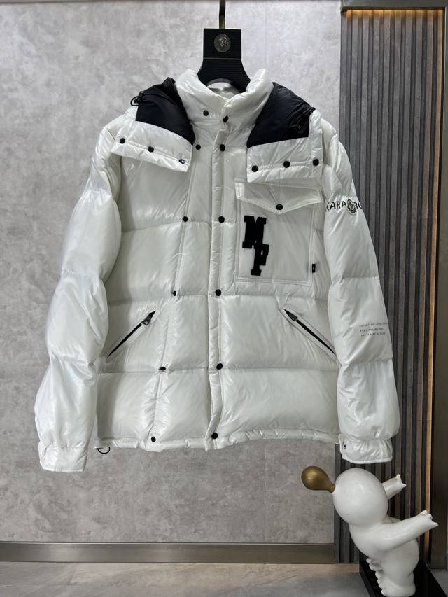 Moncler 蒙口新款羽绒服最新款羽绒服男女同款，原版本1:1订制五金配件全进口原版本定制 欢迎专柜对比 绝对的高品质 采用顶级90白鸭绒 超柔软 充羽量蓬松