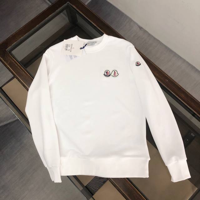 爆款现货 Moncler 2024 蒙口大爆款 最新款卫衣，胸前双标字母logo图案设计！独家发售！实拍刺绣细节 透气无手感 秋冬长袖圆领卫衣，定制质感罗马布面