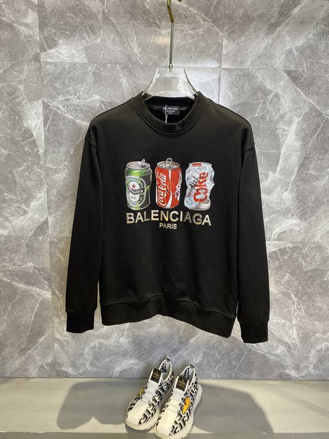 Balenciaga巴黎世家 秋冬新款高克重380克重磅卫衣出货啦！！ 定制高克重纯棉卫衣面料 搭配当下流行重工工艺 做工走线精细 面料上身舒适 男女同款，版型