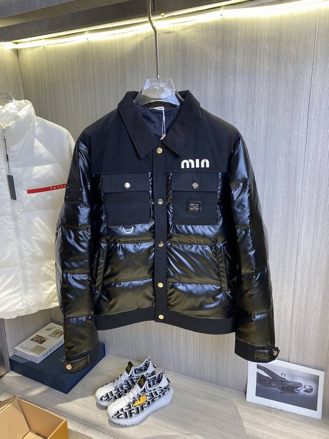 Miumiu 高品质羽绒服 极度防寒 顶级的设计 让整件羽绒服更为型格 内里防钻绒工艺处理的非常的好，顶级五金更是客供定制的 即时尚又保暖 整件拥有很强的抵御寒