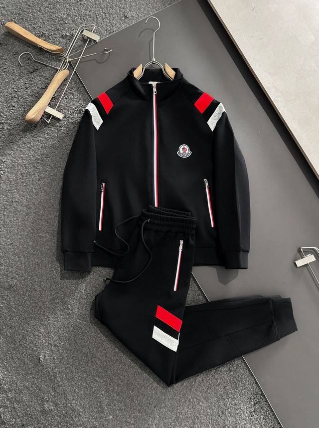 支持年后退换 直 Moncler 蒙口 爆款套装来袭 专注官网原版 2024全新爆款开衫卫衣套装 原单狠货倾注顶级设计师的精心之作 就为一个贴合、完美的上身效果