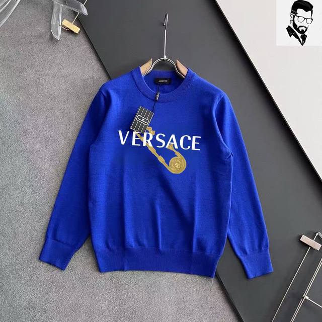 支持年后退换 直 Versace 范思哲 秋冬经典圆领套头羊毛衫，全品相！！！羊毛混纺面料，2024最新款 黄金比例！！修身款软黄金 百搭实用型的单品，搭配及实