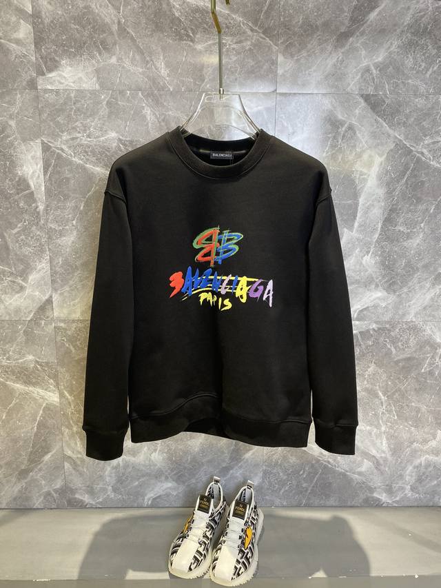 可年后 Balenciaga巴黎世家 秋冬新款高克重380克重磅卫衣出货啦！！ 定制高克重纯棉卫衣面料 搭配当下流行重工工艺 做工走线精细 面料上身舒适 男女同