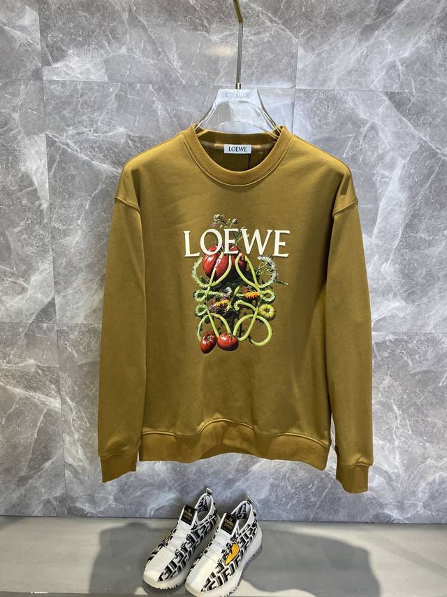 Loewe罗意威 秋冬新款高克重380克重磅卫衣出货啦！！ 定制高克重纯棉卫衣面料 搭配当下流行重工工艺 做工走线精细 面料上身舒适 男女同款，版型微阔 尺码m