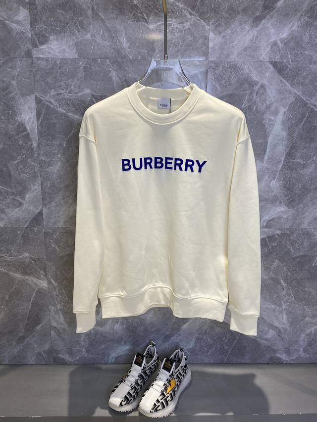 Burberry巴宝莉 秋冬新款高克重380克重磅卫衣出货啦！！ 定制高克重纯棉卫衣面料 搭配当下流行重工工艺 做工走线精细 面料上身舒适 男女同款，版型微阔