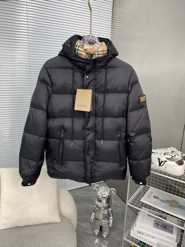 Burberry巴宝莉 高品质羽绒服 极度防寒 顶级的设计 让整件羽绒服更为型格 内里防钻绒工艺处理的非常的好，顶级五金更是客供定制的 即时尚又保暖 整件拥有很