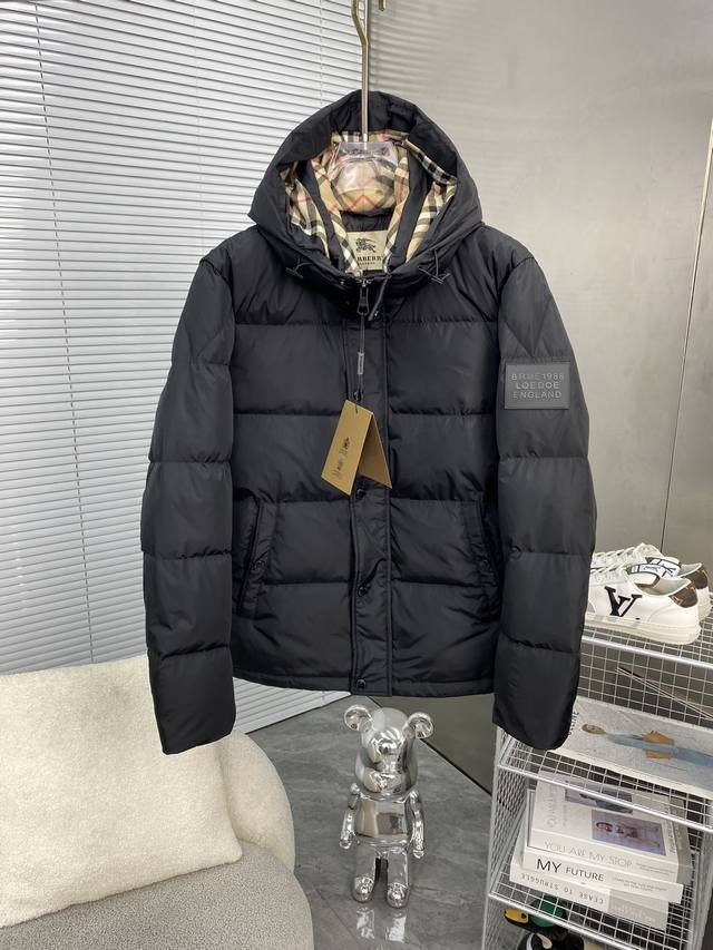 Burberry巴宝莉 高品质羽绒服 极度防寒 顶级的设计 让整件羽绒服更为型格 内里防钻绒工艺处理的非常的好，顶级五金更是客供定制的 即时尚又保暖 整件拥有很