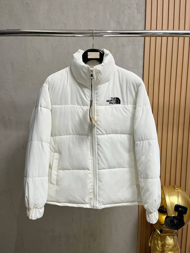 Tnf北面 高品质羽绒服 极度防寒 顶级设计 整件羽绒服更为型格 内里防钻绒工艺处理的非常的好，顶级五金更是客供定制的 即时尚又保暖 整件拥有很强的抵御寒流的设