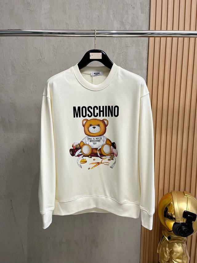 Moschino莫斯奇诺 秋冬新款高克重380克重磅卫衣出货啦！！ 定制高克重纯棉卫衣面料 搭配当下流行重工工艺 做工走线精细 面料上身舒适 男女同款，版型微阔