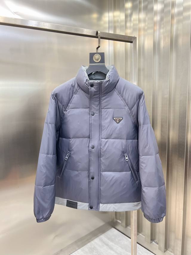 支持年后 Prada 普拉达 2025秋冬新品 三标齐全 羽绒服 充实饱满90白鸭绒 好货不用过多介绍 看细节 专柜码数：M-Xxxl 175 140上身l