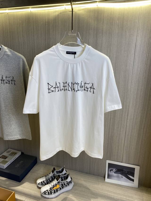 BALENCIAGA巴黎世家 2025春夏新款高克重重磅圆领短袖出货啦！！ 春夏出门必备款 定制高克重纯棉面料 搭配当下流行重工工艺 做工走线精细 面料上身舒适