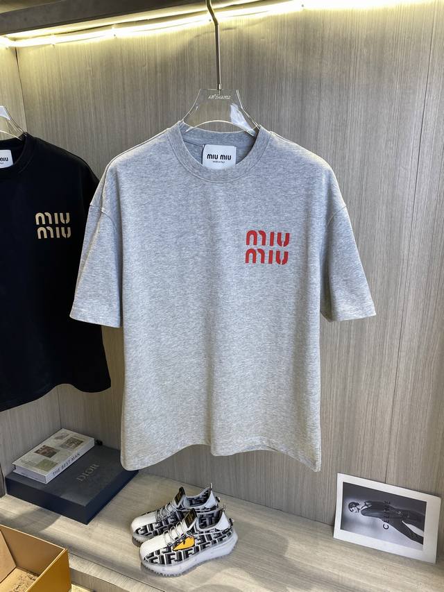 MIU MIU缪缪 2025春夏新款高克重重磅圆领短袖出货啦！！ 春夏出门必备款 定制高克重纯棉面料 搭配当下流行重工工艺 做工走线精细 面料上身舒适 三标齐全