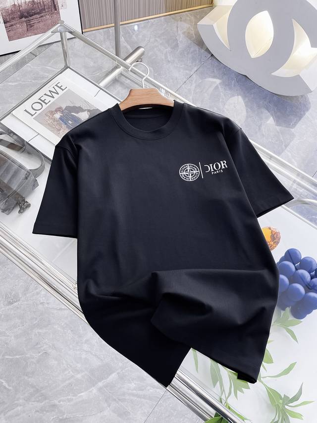 Dior 2025春夏新品上市时尚经典圆领短袖时尚单品设计，更加时尚舒适，高标准定制，上身非常有型，全新刺绣工艺， 客供辅料，客供进口高档面料质感非常细腻，细节