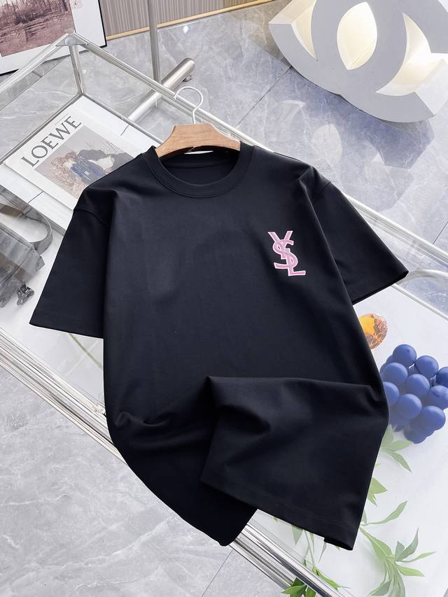 YSL 2025春夏新品上市时尚经典圆领短袖时尚单品设计，更加时尚舒适，高标准定制，上身非常有型，全新刺绣工艺， 客供辅料，客供进口高档面料质感非常细腻，细节工