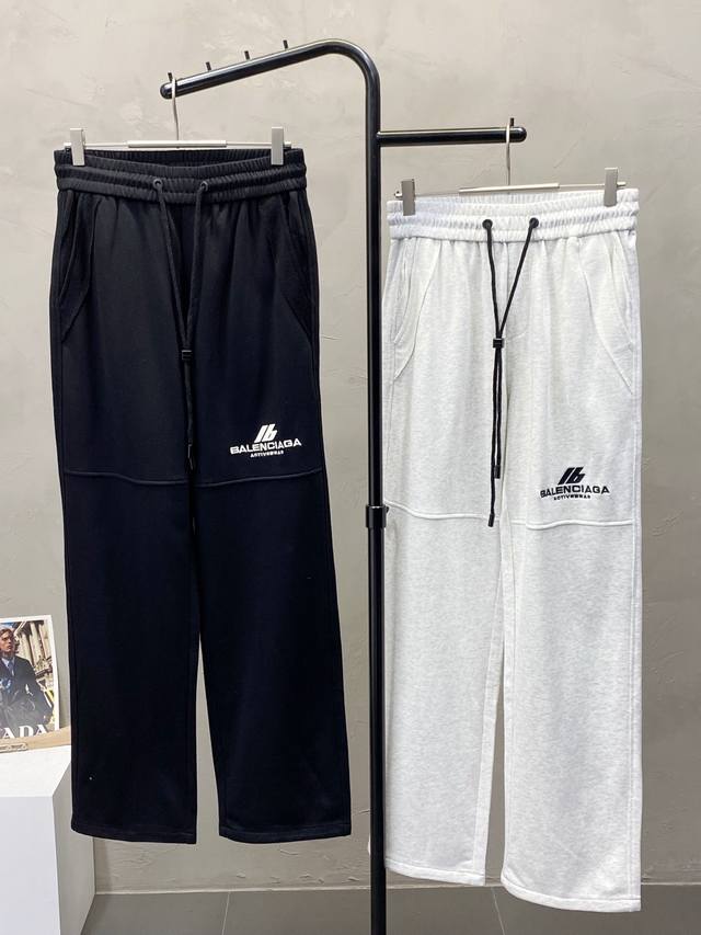 Balenciga巴黎世家独家专供新款秋冬休闲裤 高端版本！专柜定制面料 透气舒适度高，细节无可挑剔，品牌元素设计理念，体现高品质。手感细腻柔软！呈现休闲裁剪，