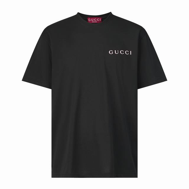 Gucci 发泡印花logo短袖 面料：采用50支平纹双股，螺纹搭配1*1索罗娜。面料做了普洗工艺增加衣服手感和固色，同时高温固定衣服版型。 工艺：印花采用发泡