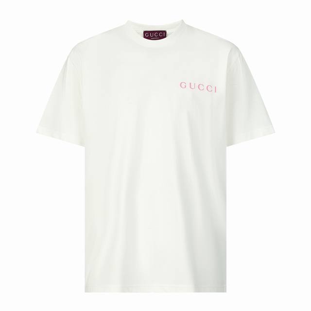 Gucci 发泡印花logo短袖 面料：采用50支平纹双股，螺纹搭配1*1索罗娜。面料做了普洗工艺增加衣服手感和固色，同时高温固定衣服版型。 工艺：印花采用发泡